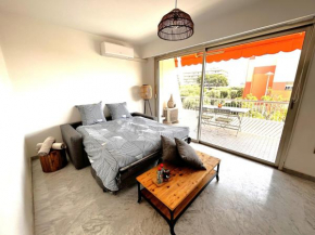 Superbe studio, 200 m de la mer, climatisé avec terrasse et parking privé